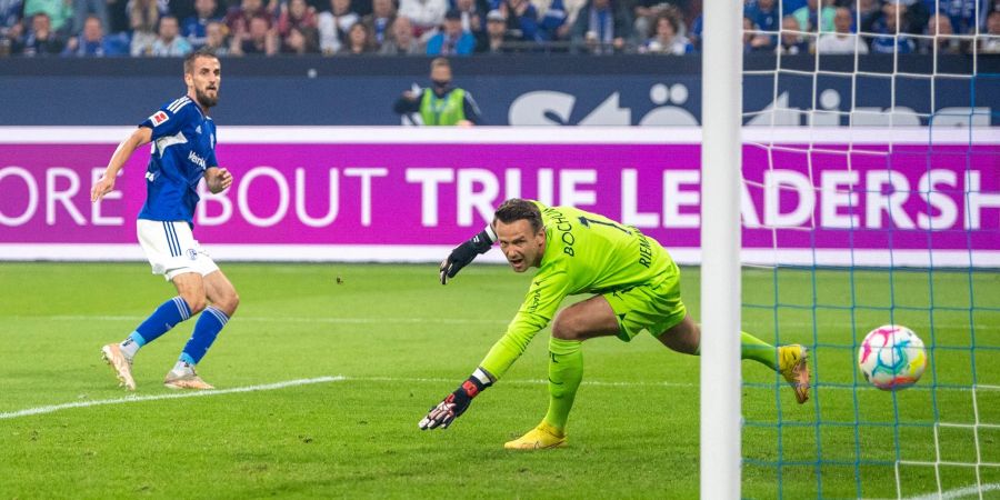 Schalkes Dominick Drexler macht das Tor zum 1:0 gegen Bochums Torwart Manuel Riemann.