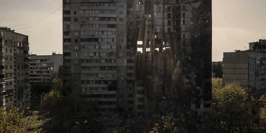 Ein durch mehrfachen russischen Beschuss schwer beschädigtes Gebäude steht in der Nähe einer Frontlinie. Russen ziehen sich aus Charkiw zurück. Foto: Felipe Dana/AP/dpa