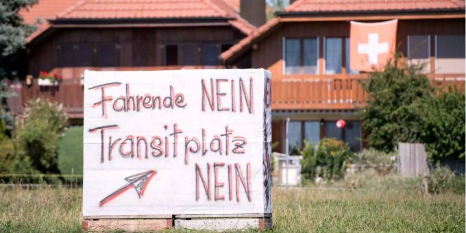 Die Berner BDP setzt sich gegen die Fahrenden in Wileroltigen BE ein. (Archivbild) Plakat Fahrende