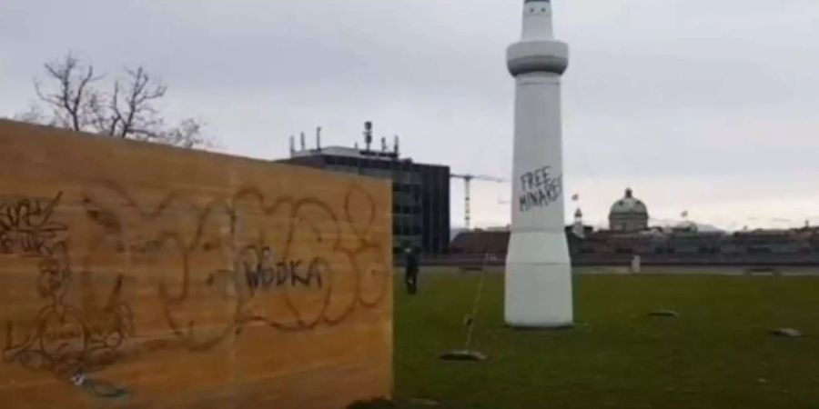 Das aufblasbare Minarett stand am Dienstagnachmittag auf der Grossen Schanze in Bern.