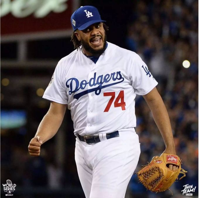 Los Angeles Dodgers Pitcher Kanley Jansen zeigt ein starkes Spiel. Los Angeles Dodgers Pitcher Kanley Jansen zeigt ein starkes Spiel.
