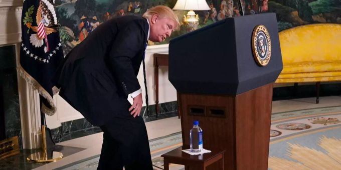 Wegen einer Wasserflasche - Trump wird zum Gespött im Netz