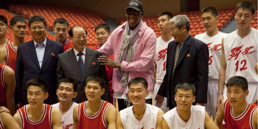 Rodman beim Training mit nordkoreanischen Basketballern.