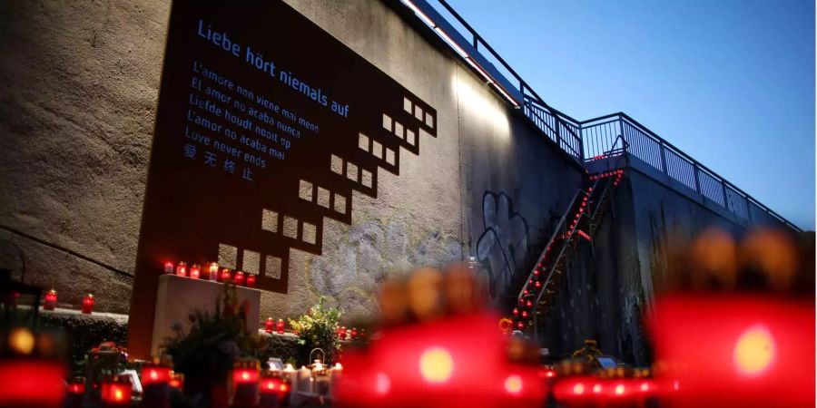 In sieben Sprachen mahnt die Tafel am Ort der Loveparade-Tragödie: «Liebe hört niemals auf».