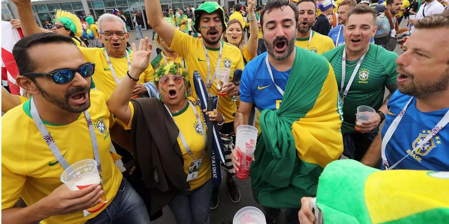 Auch die brasilianischen Fans verzichten nicht auf den Bier-Konsum.