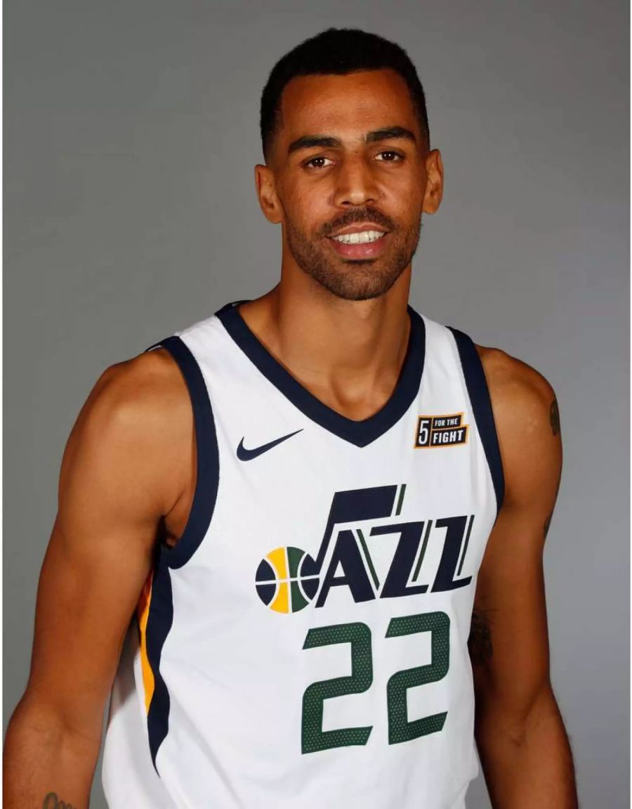 Thabo Sefolosha spielt bei Utha, einem Team mit Leibchenwerbung