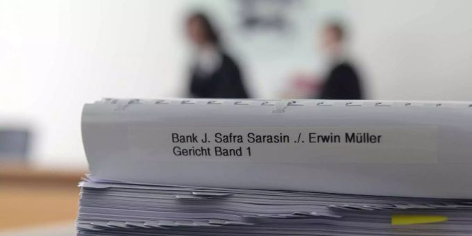 Prozessakten liegen im Landgericht auf einem Tisch. Prozessakten liegen im Landgericht auf einem Tisch.
