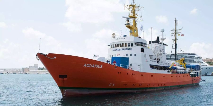 Das Rettungsschiff Aquarius legt im Hafen in Senglea (Malta) an.