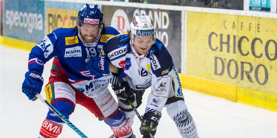 Dominic Zwerger (r.) gegen Steve Kellenberger vom EHC Kloten.