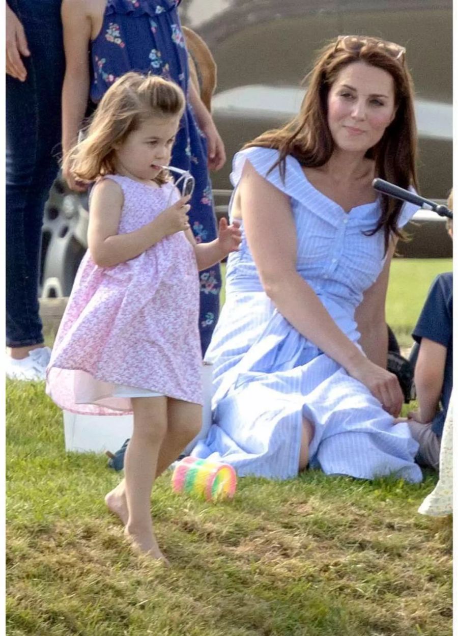 Kate (mit Prinzessin Charlotte) trägt ein Zara-Kleid, das sich alle leisten können.