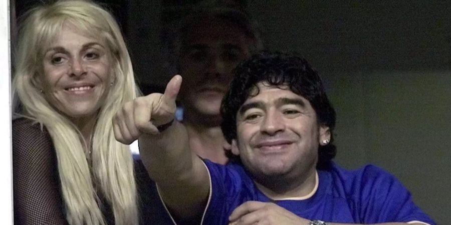 Fussball-Gott Diego Maradona hält im September 2000 den Daumen in die Höhe. Neben ihm seine damalige Ehefrau Claudia Villafane.