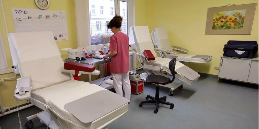 Eine Krankenschwester wartet im Institut für Transfusionsmedizin der Universitätsmedizin Rostock (D) auf den nächsten Blutspender.