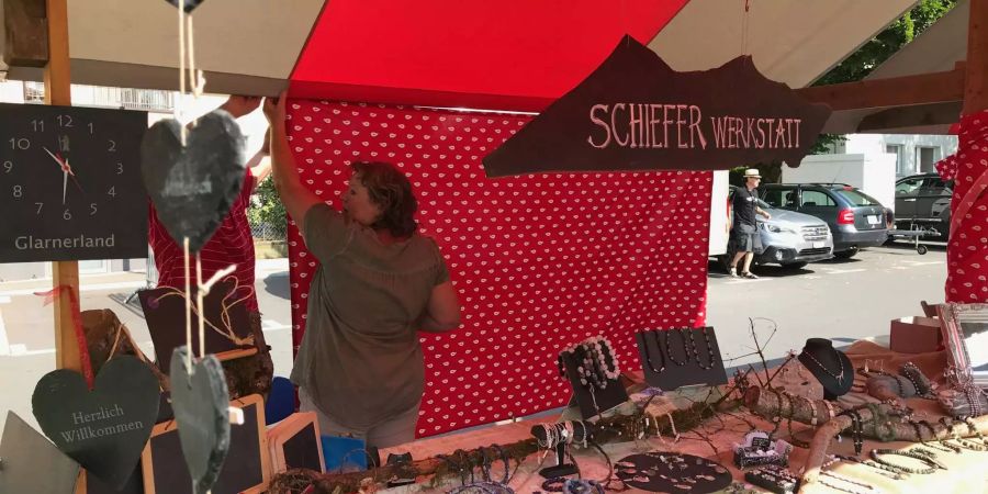 Schiefer Werkstatt, eine von vielen vertretenen Glarner Firmen - Gemeinde Glarus