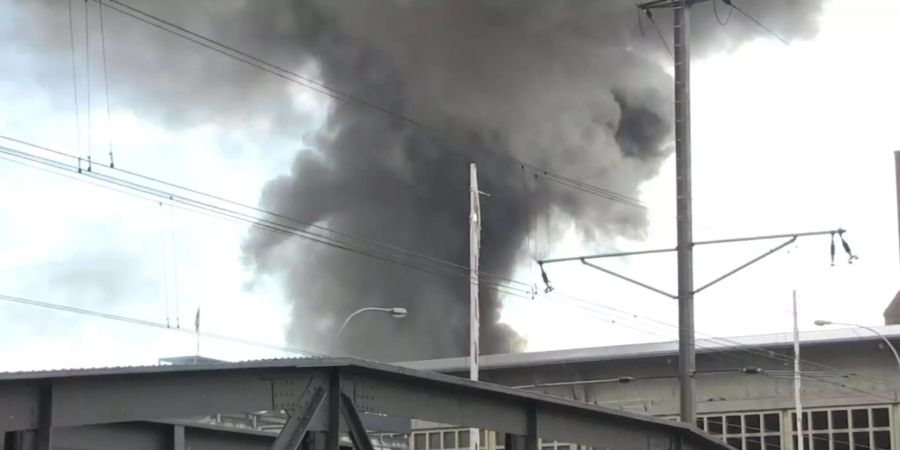 Die Rauchsäule des Brandes reichte weit in die Höhe.