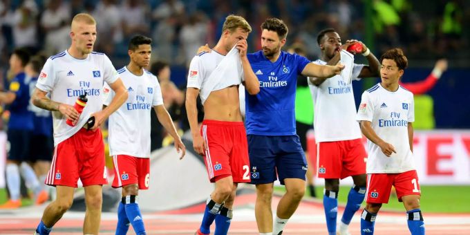 Hamburgs Spieler gehen nach dem Abpfiff über den Platz. Hamburgs Spieler gehen nach dem Abpfiff über den Platz.
