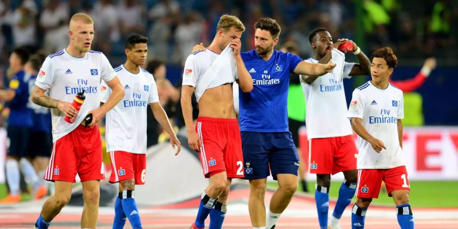 Hamburgs Spieler gehen nach dem Abpfiff über den Platz.