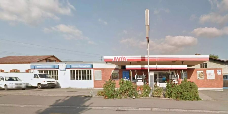 Hier ereignete sich der tödliche Unfall: Auf dem Trottoir vor der Avia-Tankstelle in Zürich Seebach.