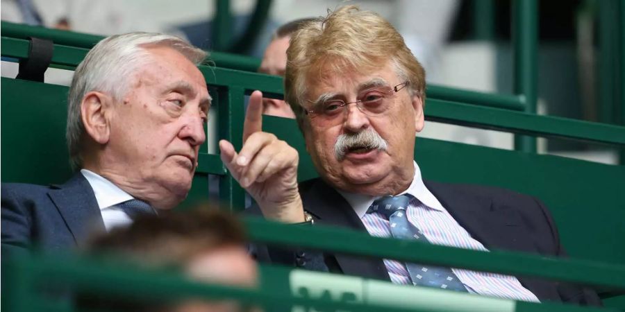 EU-Parlamentarier Elmar Brok (rechts) unterhält sich mit Unternehmer Gerry Weber.