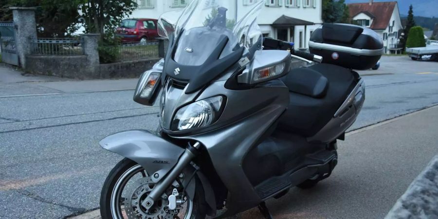 Verunfallter schwarzer Roller - zvg Kantonspolizei St. Gallen