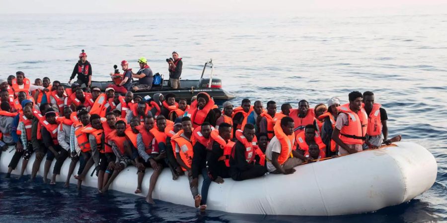 Flüchtlinge auf einem Schlauchboot werden im Mittelmeer gerettet. (Archivbild)