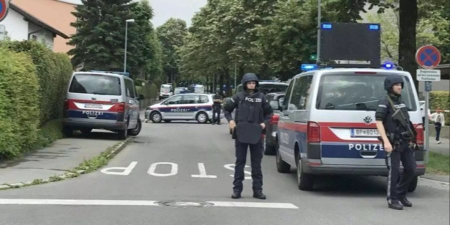 Bereit zum Eingreifen: Mehr als vier Polizeiwagen sind vor Ort.