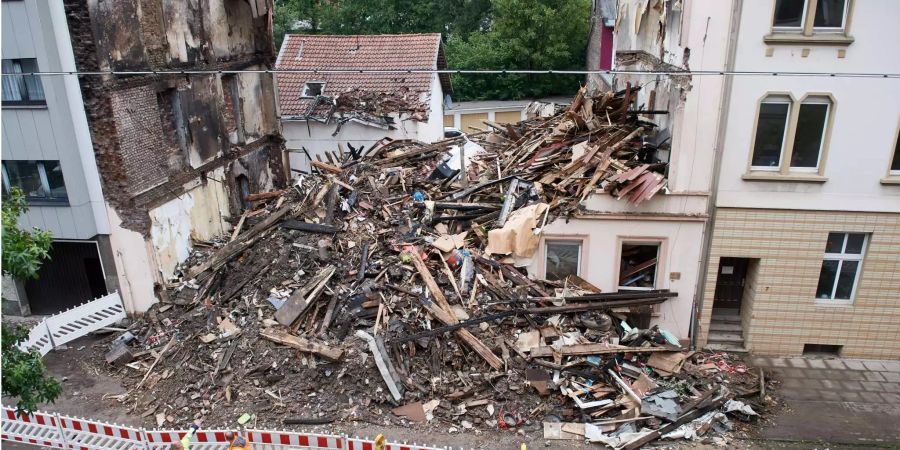 Die Wohnhaus-Explosion in Wuppertal wurde von einem Mieter bei einem Suizidversuch verursacht.