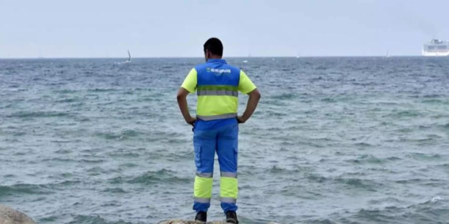 Hier badet keiner: Ein Helfer hält an einem Strand in Mallorca Ausschau nach Portugiesischen Galeeren.