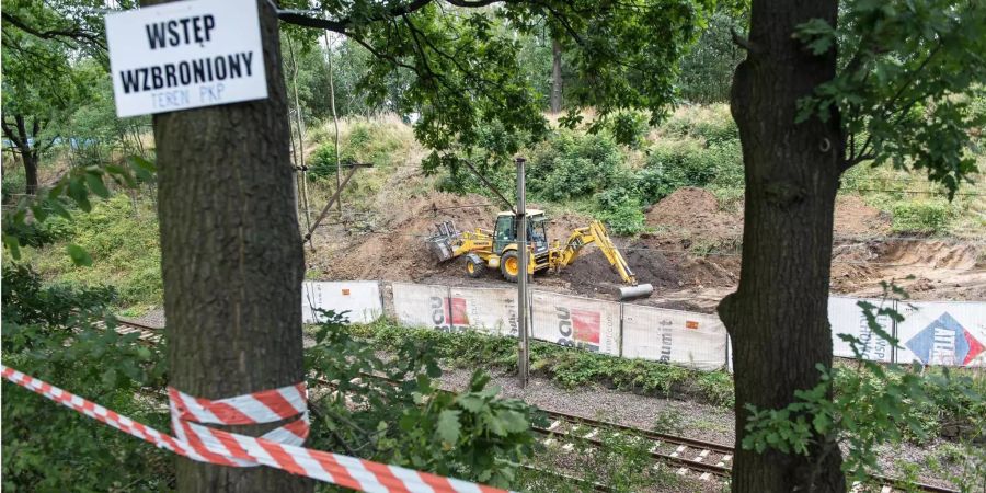 Ein Bagger arbeitet am Kilometer 65 der Eisenbahnlinie Breslau-Waldenburg auf der Suche nach dem legendären Nazi-Goldzug.