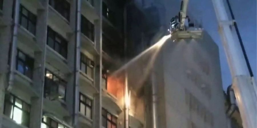 Das Videostandbild zeigt Feuerwehrleute im Einsatz gegen einen Brand in einem taiwanischen Krankenhaus.