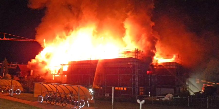 In Uttwil TG brannte in der Nacht auf Freitag ein Mehrfamilienhaus.