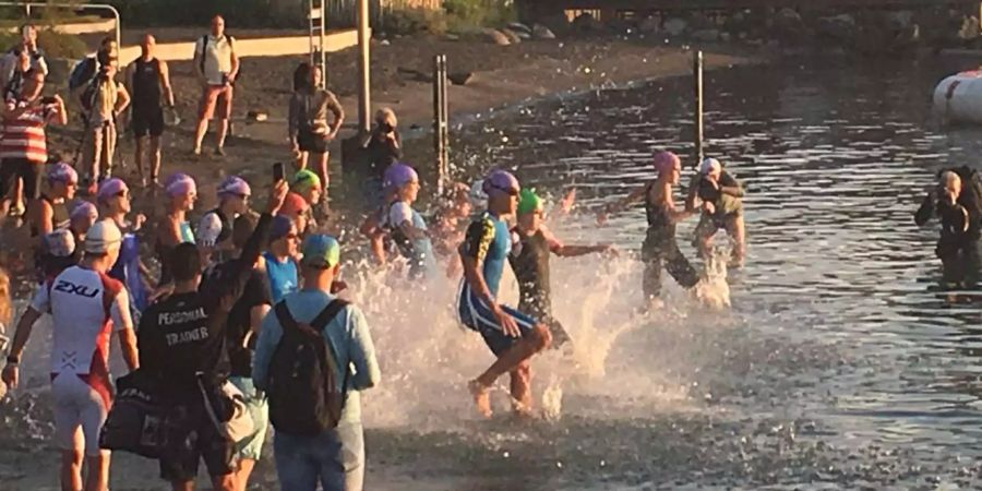 Start der Ironman-Profi-Frauen im Zürcher Strandbad Mythenquai.