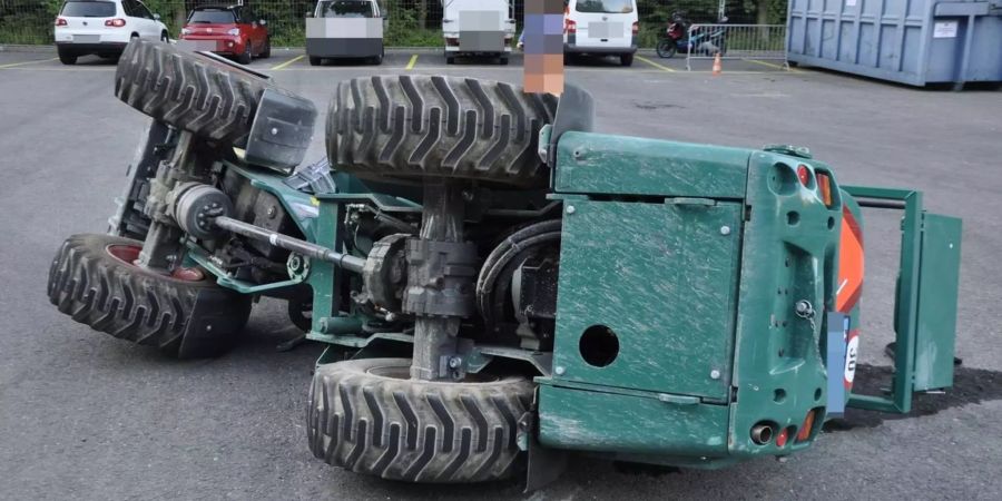 Beschädigter Arbeitskarren von unten - Kapo Solothurn