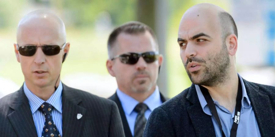 Roberto Saviano mit seinen «besten Freunden», seine Bodyguards.