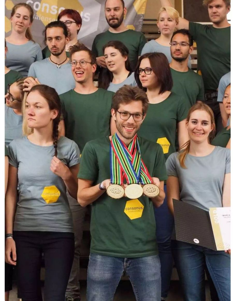 Dirigent Mauro Ursprung zeigt überglücklich die drei Goldmedaillen.