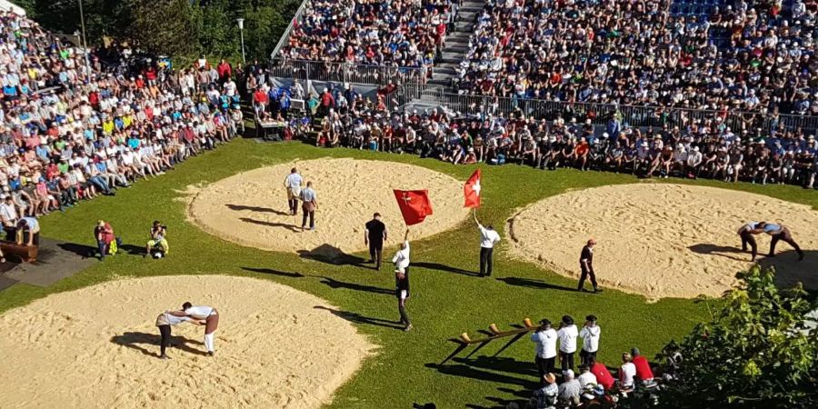 Mit dem Stoos-Schwinget ist heute das erste Bergkranzfest der Saison gestartet.