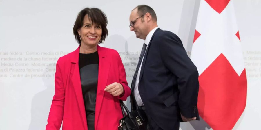 Verkehrsministerin Doris Leuthard und Jürg Röthlisberger, Direktor des Bundesamts für Strassen, sollen unter Zugzwang geraten.