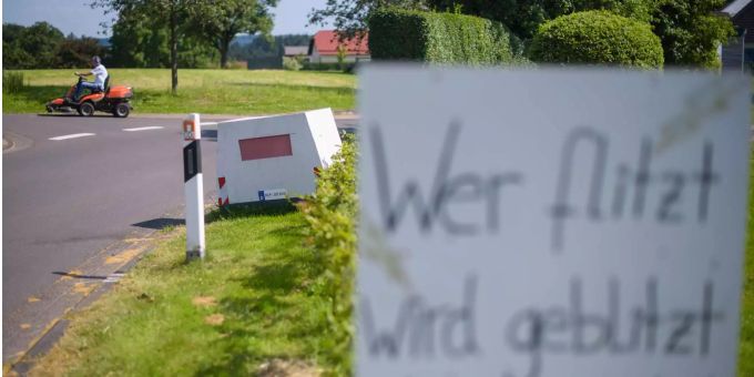 Nicht geblitzt, sondern angehalten hat die Polizei die zwei Raser. (Symbolbild) Nicht geblitzt, sondern angehalten hat die Polizei die zwei Raser. (Symbolbild)