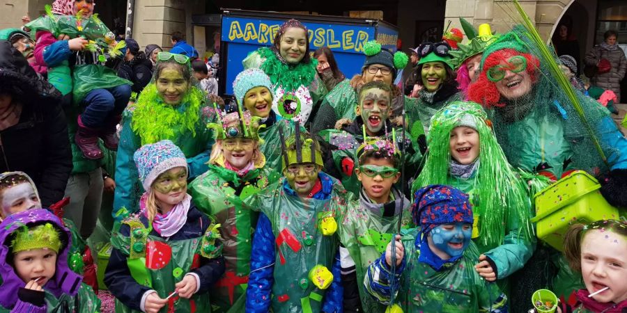Die Kinder an der Fasnacht.
