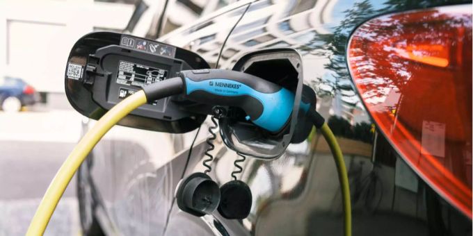 Immer mehr Menschen auf der Welt setzen auf E-Autos, diese werden mit Batterie betrieben. E-Auto Batterie Ukraine Krieg