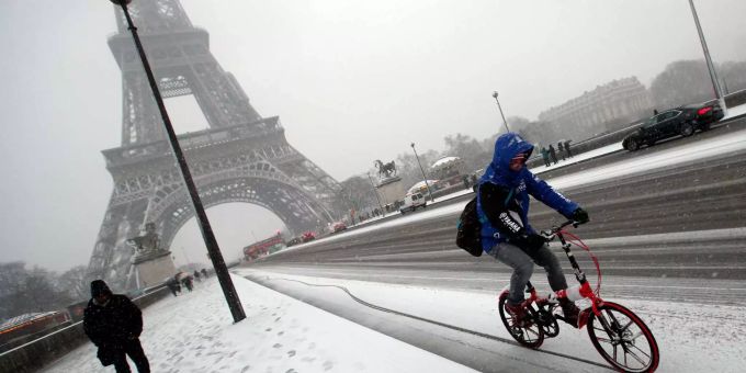Der Eiffelturm in Paris bleibt wegen dem Winterwetter geschlossen. Der Eiffelturm in Paris bleibt wegen dem Winterwetter geschlossen.