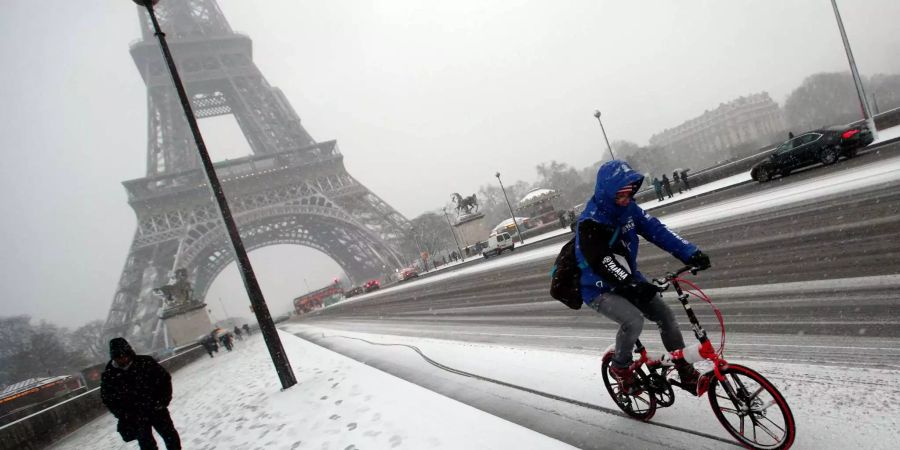 Der Eiffelturm in Paris bleibt wegen dem Winterwetter geschlossen.