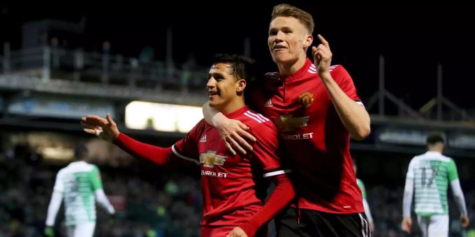 Alexis Sánchez (links) freut sich über den 4:0-Sieg über Yeovil Town. Alexis Sánchez (links) freut sich über den 4:0-Sieg über Yeovil Town.
