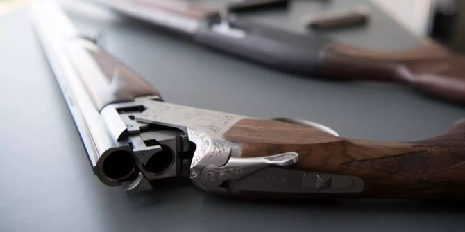 Ein Gewehr liegt auf dem Tisch.