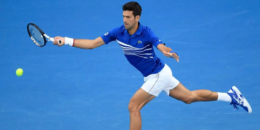 Novak Djokovic schlägt eine Vorhand gegen Lucas Pouille