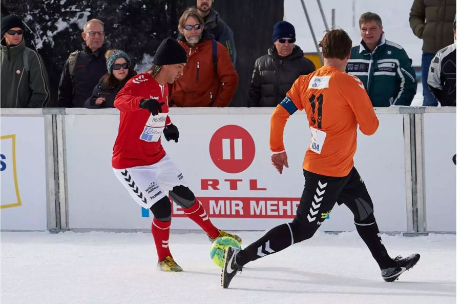 Hakan Yakin führt den Ball auf Schnee.