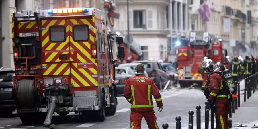 Feuerwehrleute im Einsatz nach der Gasexplosion in der Innenstadt von Paris.