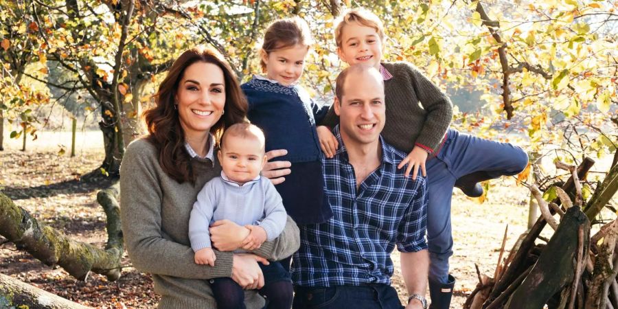 Prinz William mit seiner Frau Herzogin Kate und den drei Kindern Prinz Louis (l), Prinzessin Charlotte (M) und Prinz George (r).