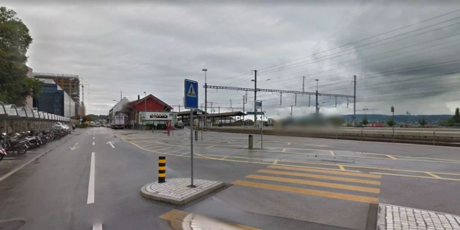 Hier am Bahnhof Pfäffikon SZ donnerte eine Fahrleitung auf ein Gleis.