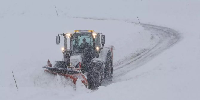 Ein Räumfahrzeug befreit die Strasse vom Schnee