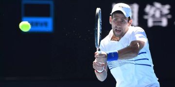 Novak Djokovic schlägt eine Rückhand gegen Denis Shapovalov